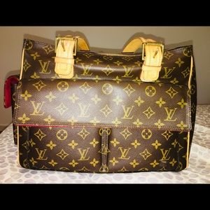 Used. Authentic Louis Vuitton Purse